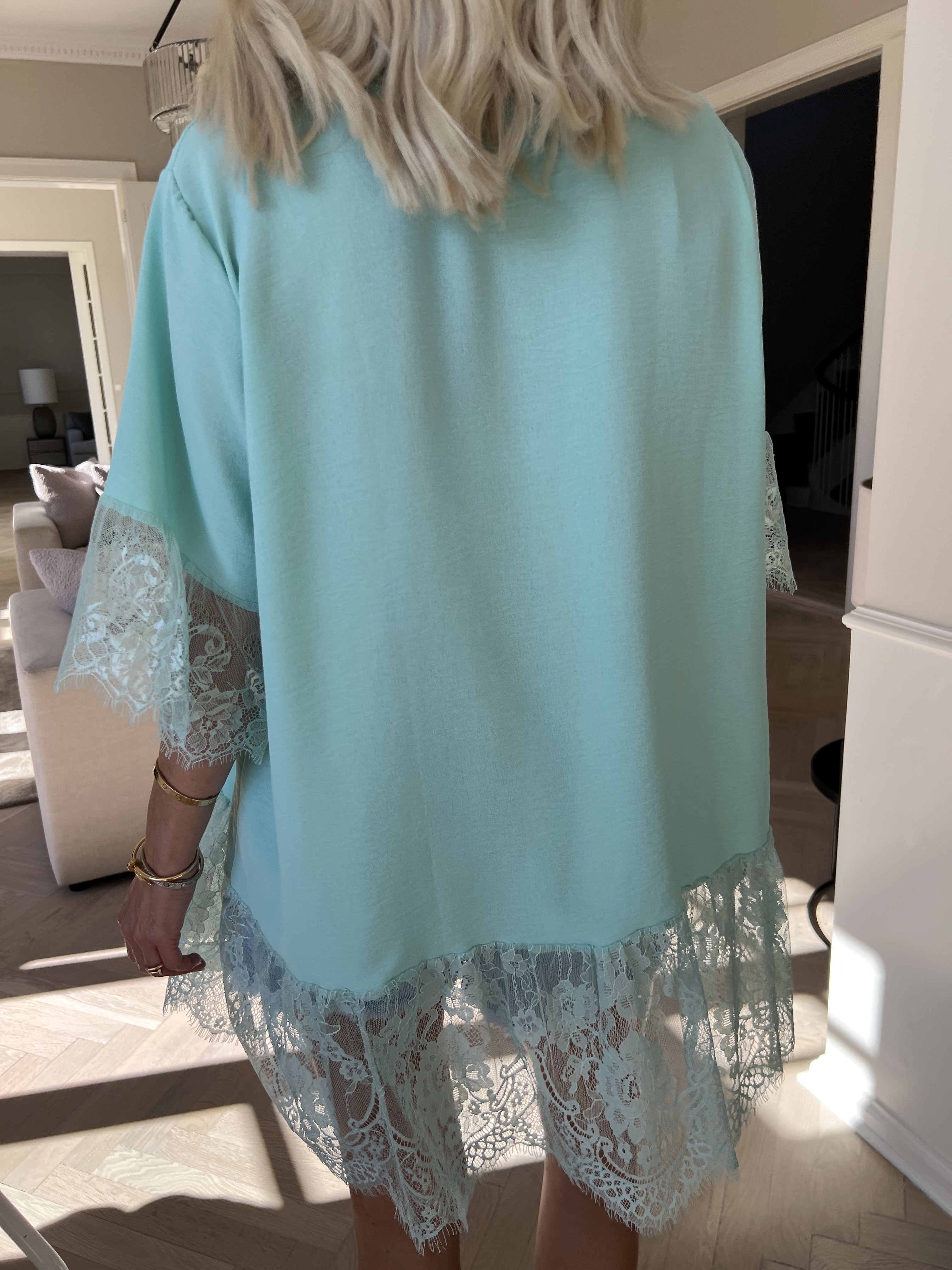 Asta - Sød tunika i viskose med knapper og flæsekanter